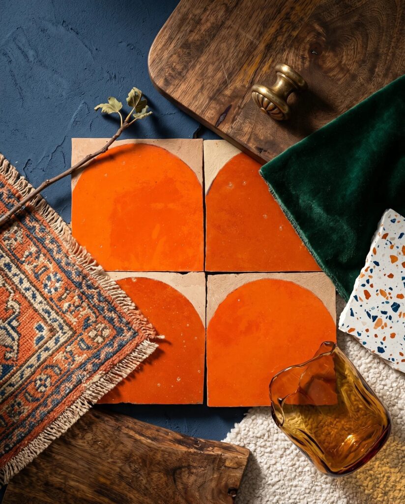 Zellige luna orange moodboard met walnotenhout en messing