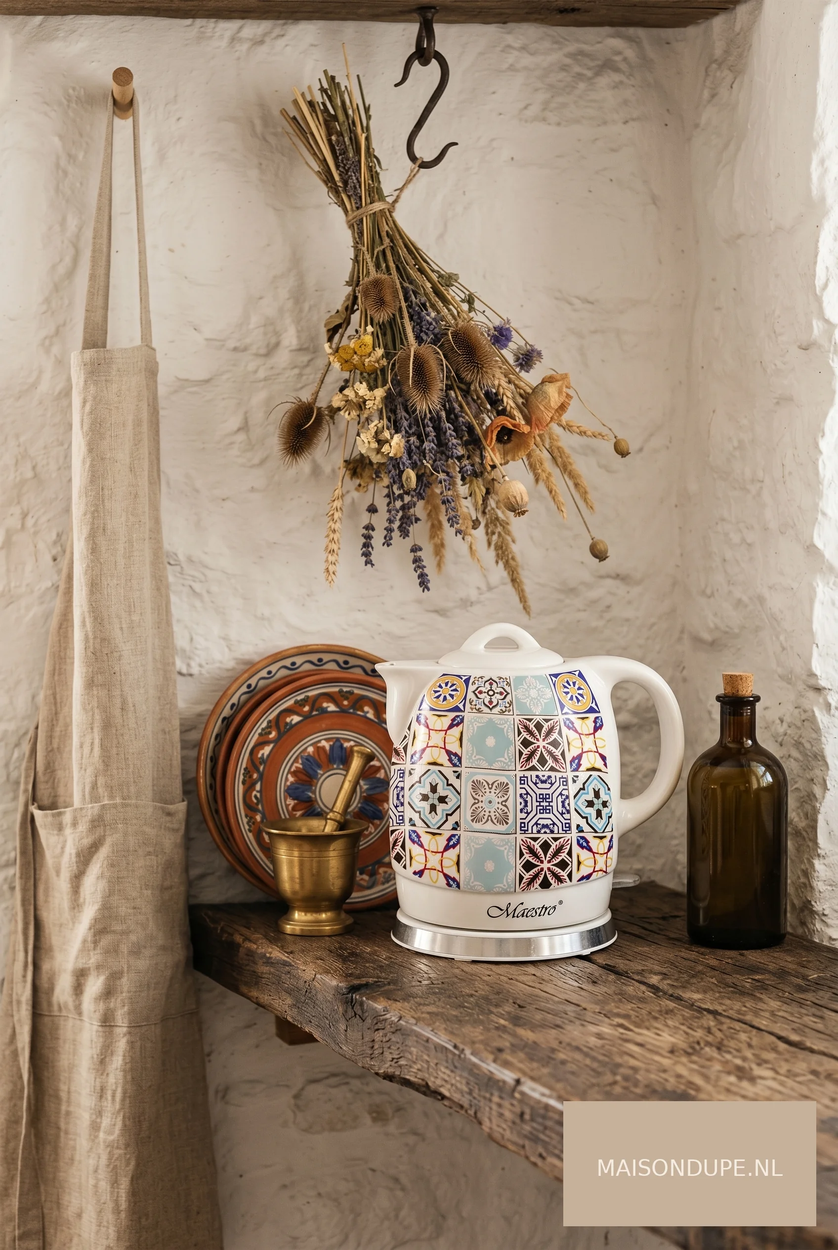 Keramische waterkoker met azulejo patroon in mediterrane keuken