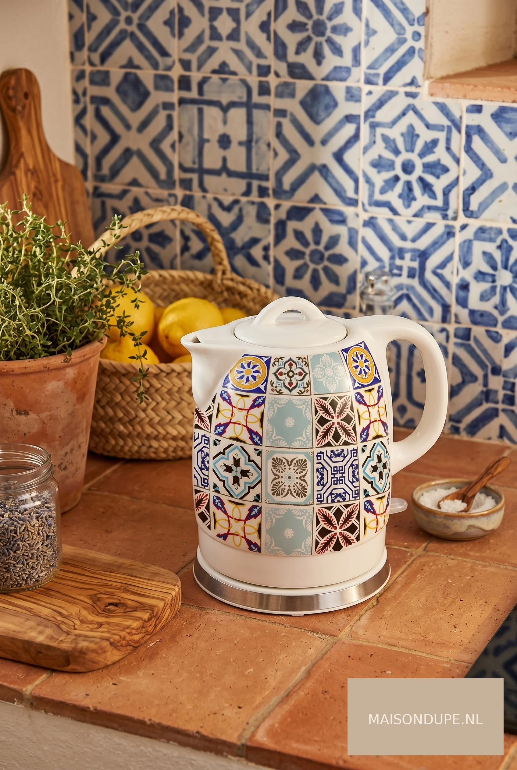 Eclectische open keuken met blauw-witte Maestro waterkoker