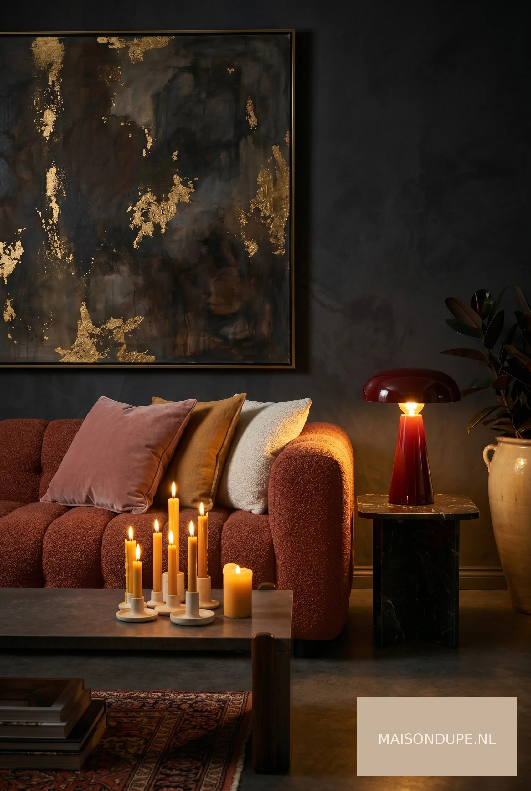 Eclectische woonkamer met terracotta bouclé bank en retro lamp