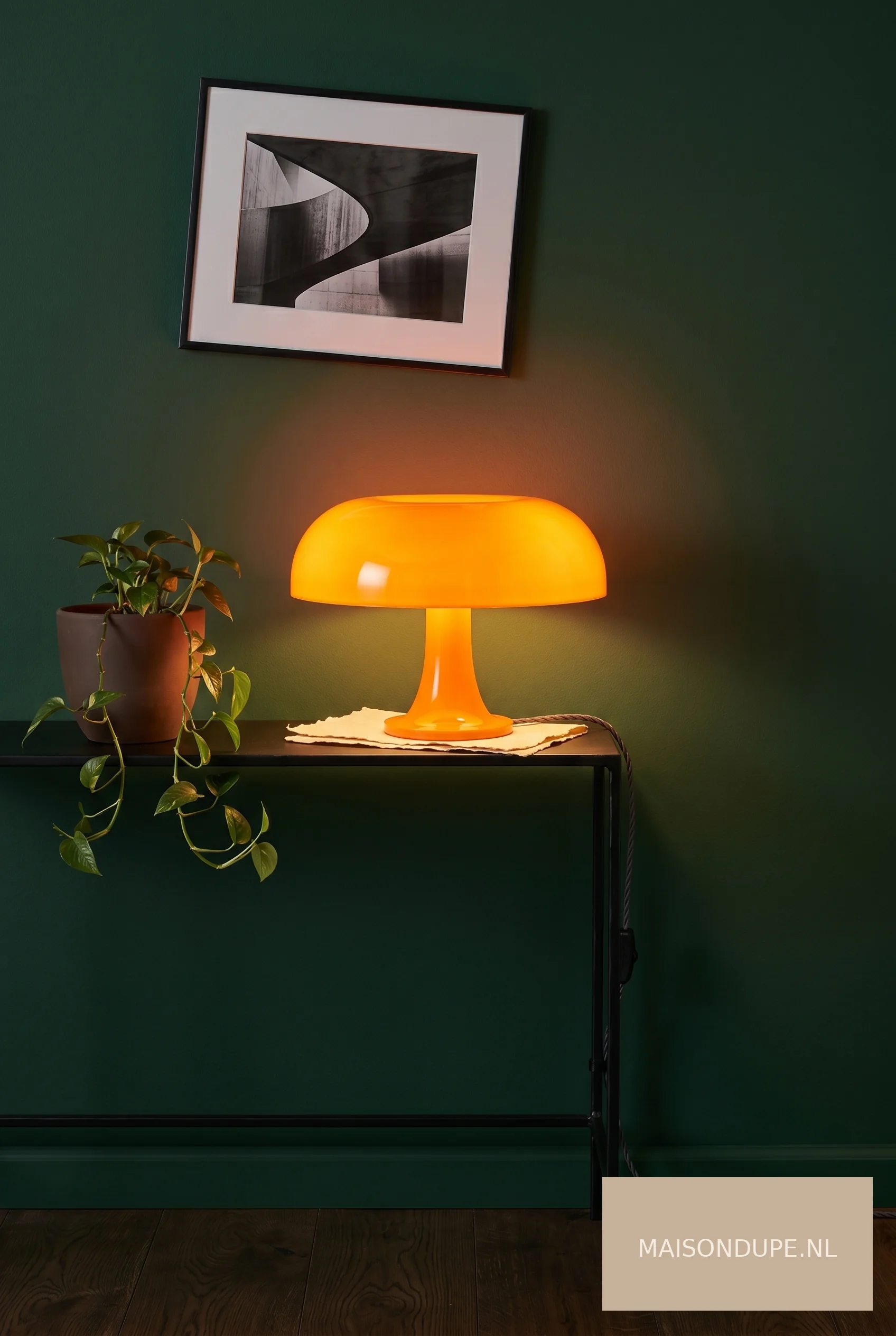 Sfeerverlichting in de avond met oranje retro lamp op salontafel