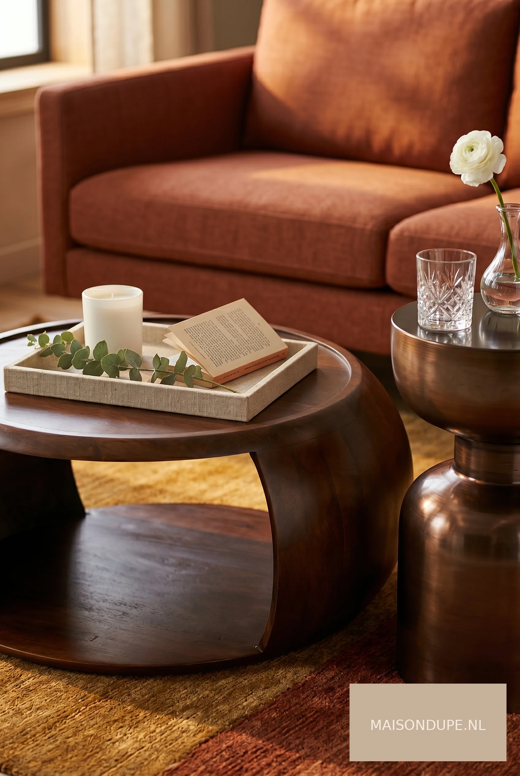 Ronde mangohouten salontafel en bronzen bijzettafel eclectisch wonen