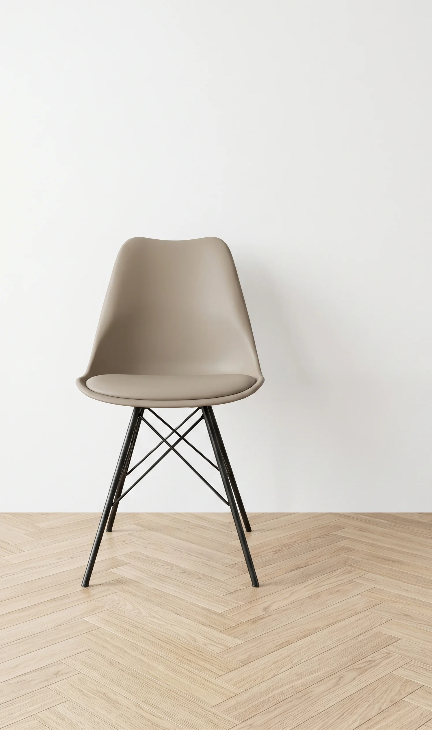 Minimalistische kuipstoel in een Japandi interieur