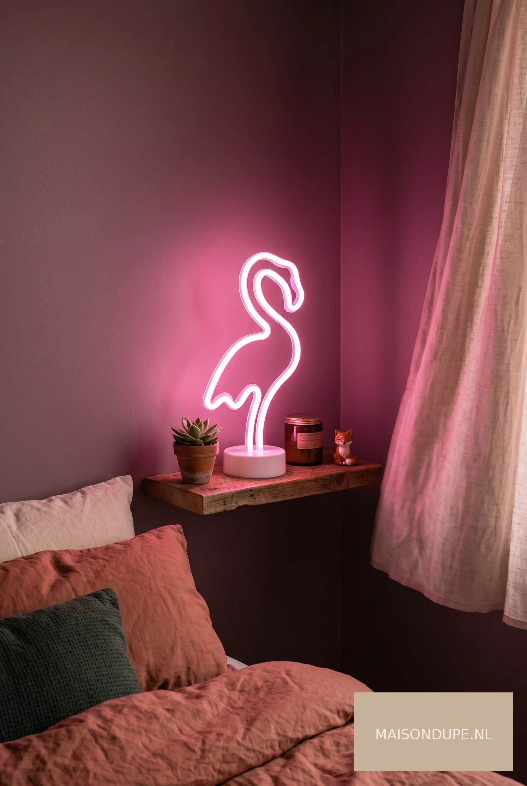 Roze neon flamingo lamp in eclectisch interieur