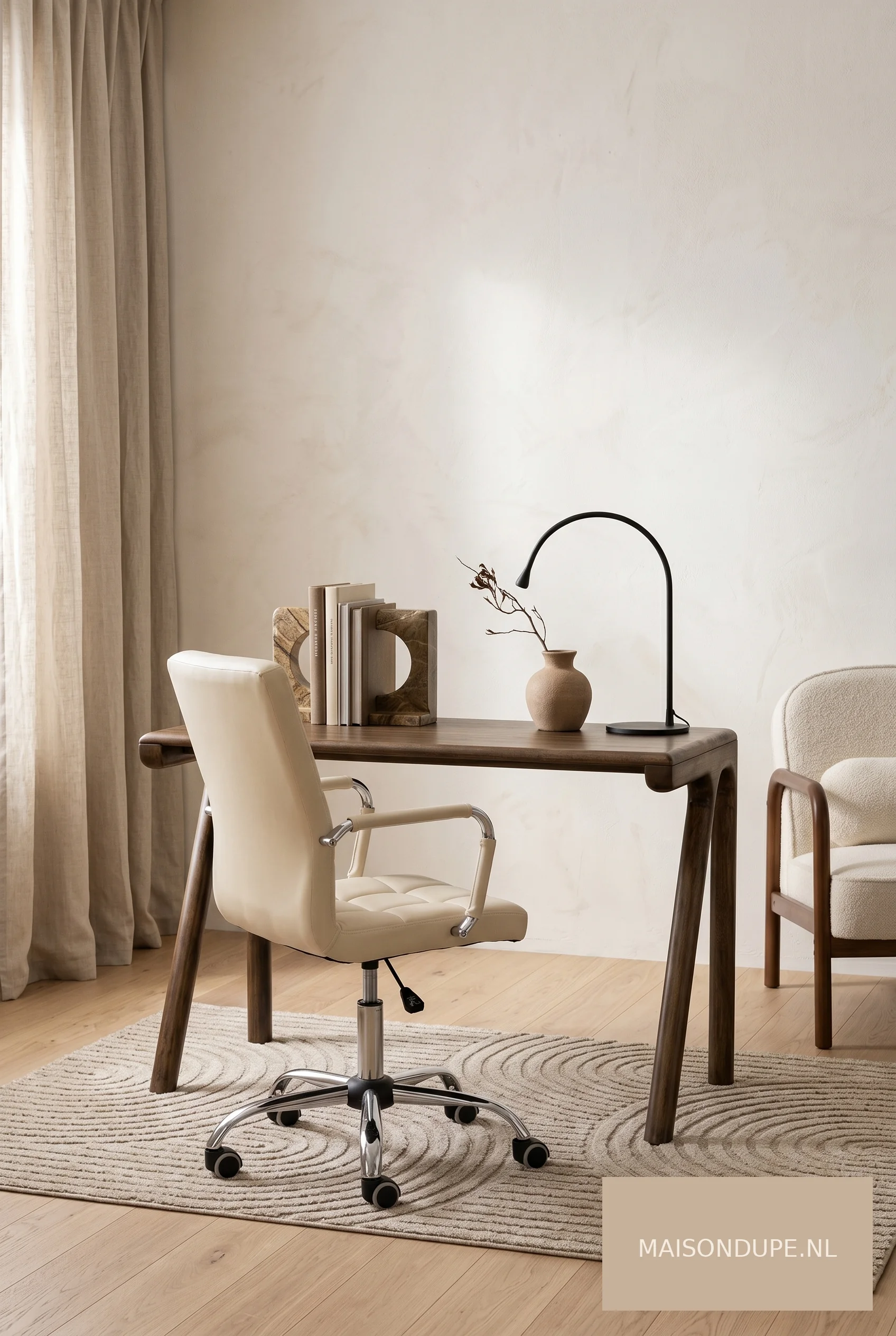 Scandinavische werkplek met houten bureau